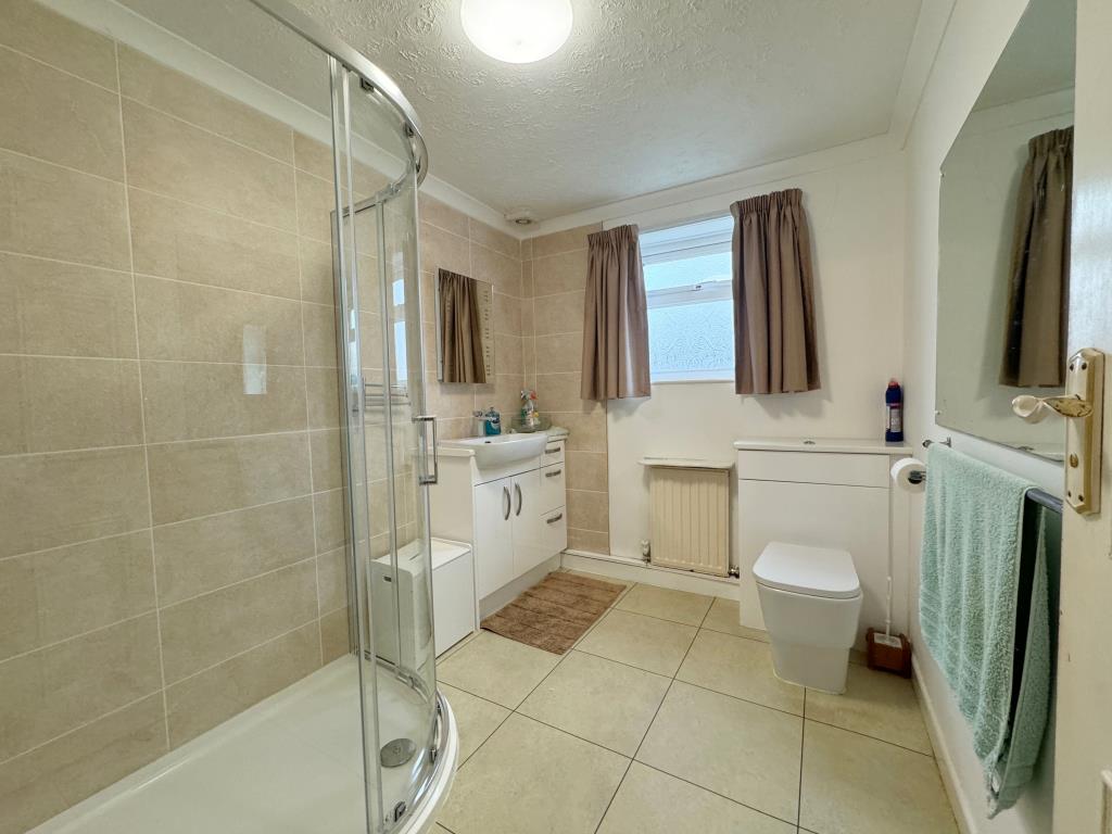 Lot: 130 - DETACHED BUNGALOW WITH GARDENS AND PARKING REQUIRING IMPROVEMENT - Shower room